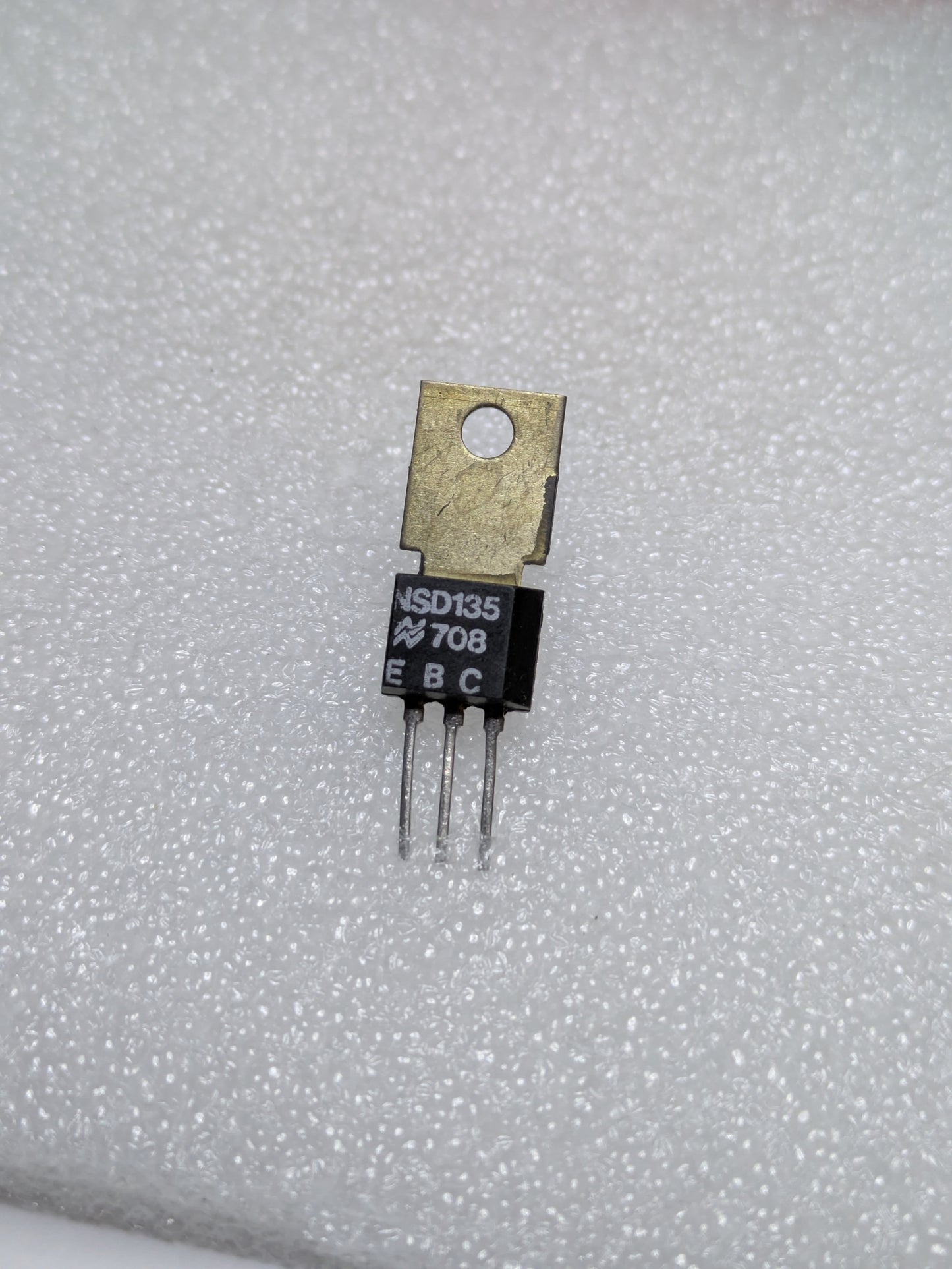 Transistor NSD135 NPN 375V 100mA TO-202